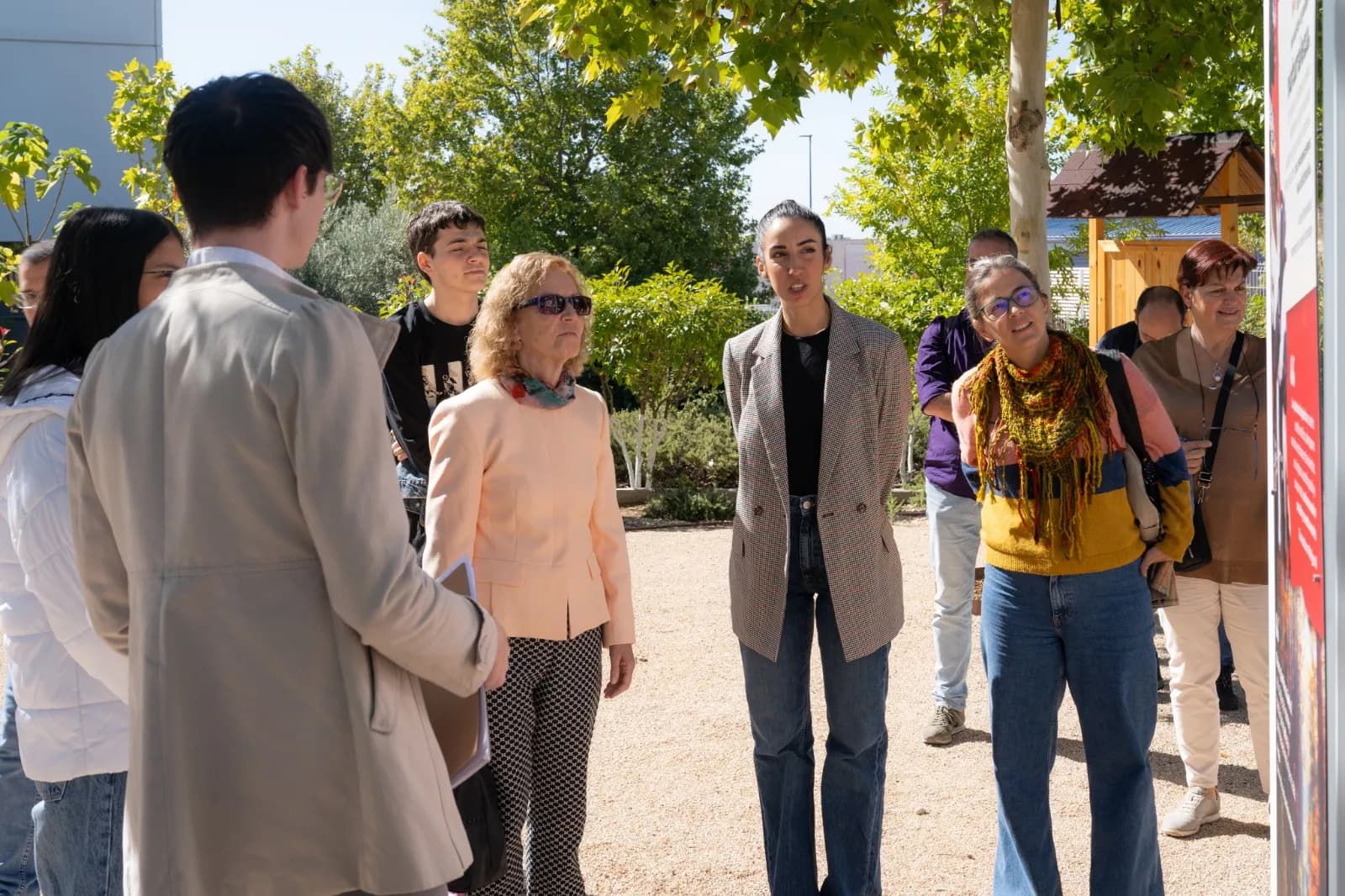 Cover Image for La profesora María Novo visita el Jardín de la Paz