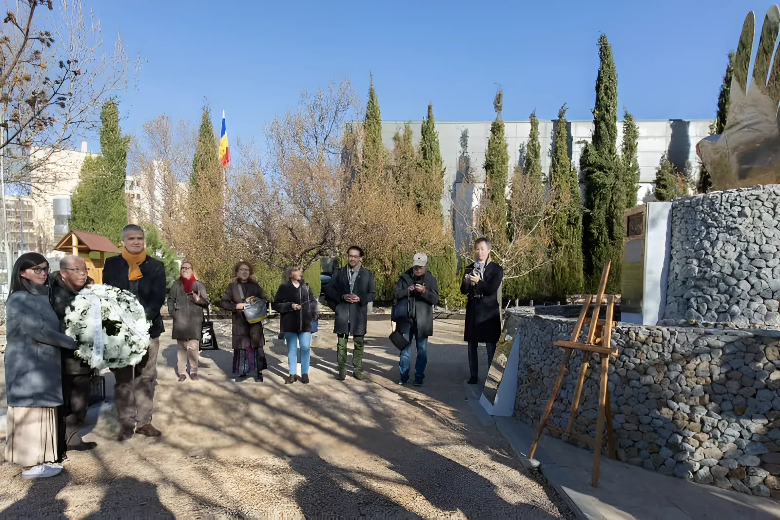 Ofrenda floral con Shigemitsu Tanaka en el Jardín de la Paz