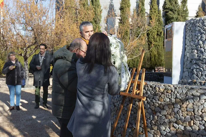 Ofrenda floral con Shigemitsu Tanaka en el Jardín de la Paz